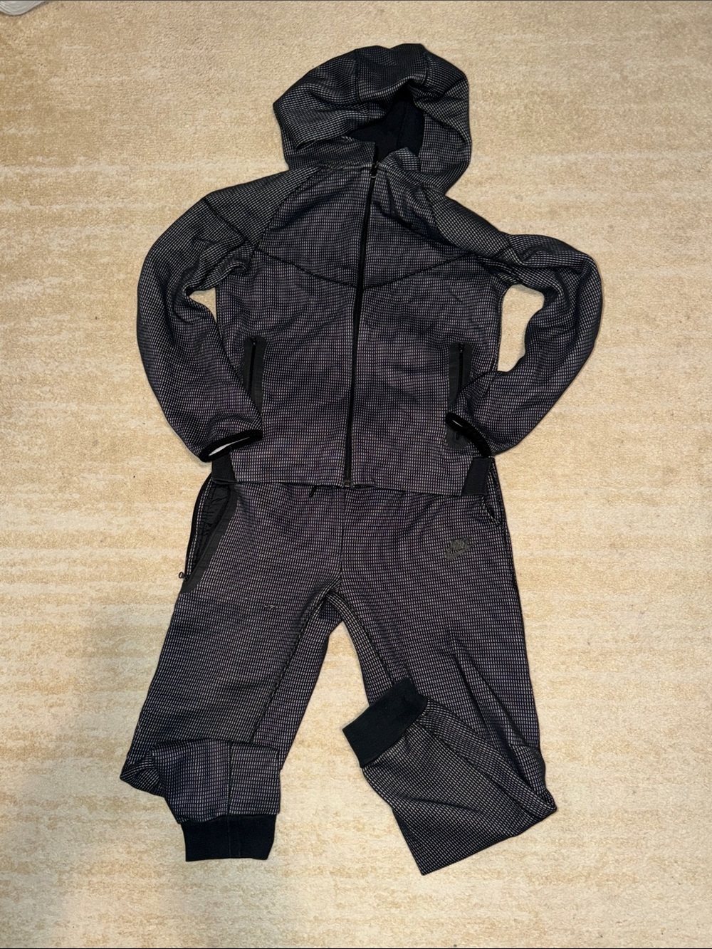 Nike tech
Boys Black & Gray Patterned Jogger Sweatpants AND sweat jacket
